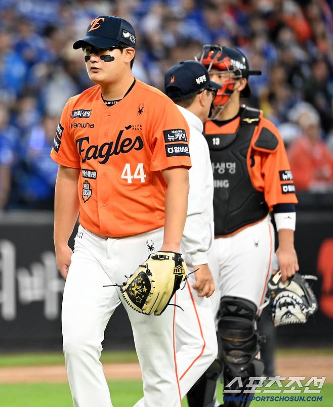 18일 대전한화생명볼파크에서 열린 삼성과 한화의 PO 1차전. 9회초 1점차 추격을 허용한 김서현이 마운드를 내려가고 있다. 대전=허상욱 기자wook@sportschosun.com/2025.10.18/