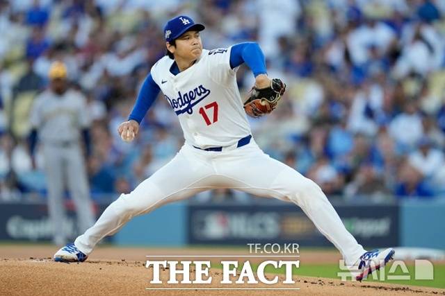 LA 다저스 오타니 쇼헤이가 18일(한국시간) 밀워키와의 내셔널리그 챔피언십시리즈 4차전서 역투하고 있다. 오타니는 선발 6이닝 동안 10개의 삼진을 잡아내며 무실점으로 던졌다. /로스앤젤레스=AP.뉴시스
