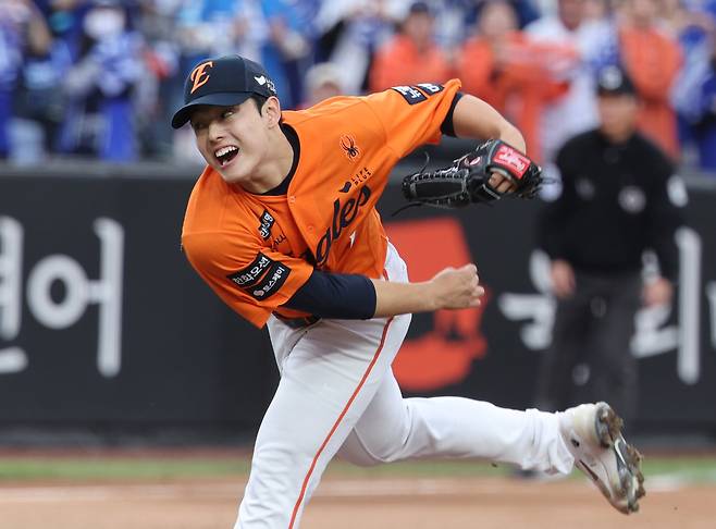 18일 대전 중구 한화생명볼파크에서 열린 2025 KBO 포스트시즌 플레이오프 1차전 삼성 라이온즈와 한화 이글스의 경기, 7회초 한화 문동주가 역투하고 있다. /뉴시스