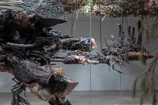 아드리안 비야르 로하스, 〈상상의 종말 III〉, 2022, 776X448X522 cm. 사진 남서원. 제공 아트선재센터. ⓒ 2025. Art Sonje Center all rights reserved