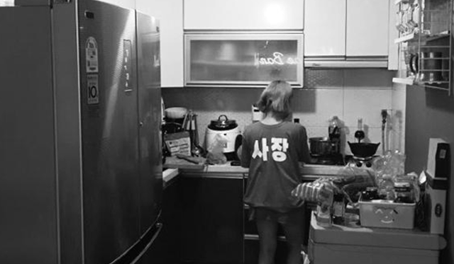 코미디언 박나래가 부엌에서 음식을 하고 있다. 티셔츠 뒷면에 '사장'이란 문구가 박힌 옷을 입고 있는 그는 '나래바' 사장이다. 지인들을 초대해 직접 요리를 해 대접하는 게 그의 취미다. 출판사 싱긋 제공