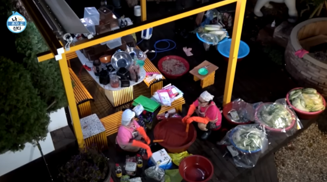 코미디언 박나래(왼쪽)가 집 마당에서 김장을 하고 있다. 혼자 사는 그가 한 김장은 40포기. 보통 4인 가족이 1년을 먹을 양이다. 그만큼 박나래는 손이 크다. MBC '나 혼자 산다' 영상 캡처