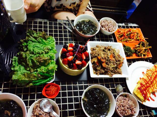 박나래가 지인을 초대해 생일상을 차려준 모습. 출판사 싱긋 제공