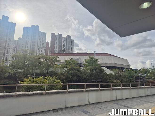 ▲올드팬들이 추억이 담긴 DB의 옛 홈구장 치악체육관도 사진으로 담았다(사진=정지욱)