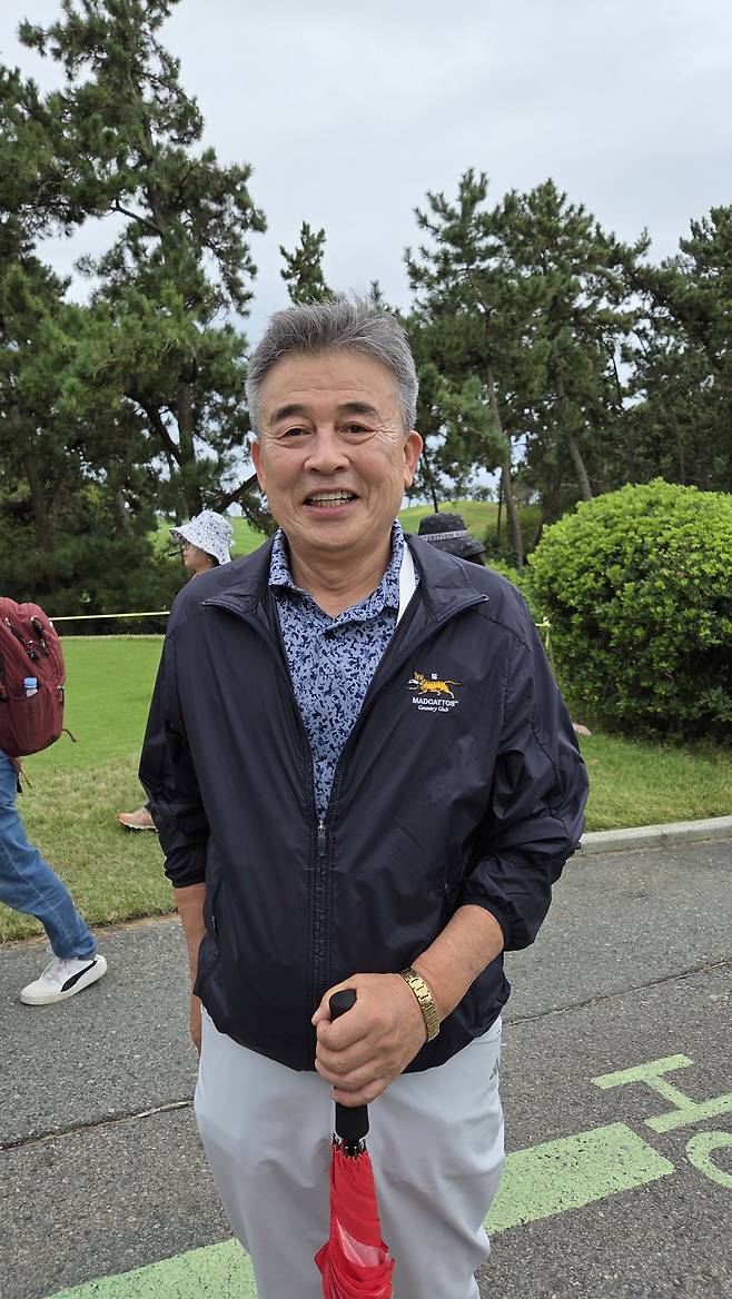 김효주 프로의 아버지 김창호 씨가 해남 파인비치 골프 링크스 10번 홀에서 딸을 응원하고 있다.