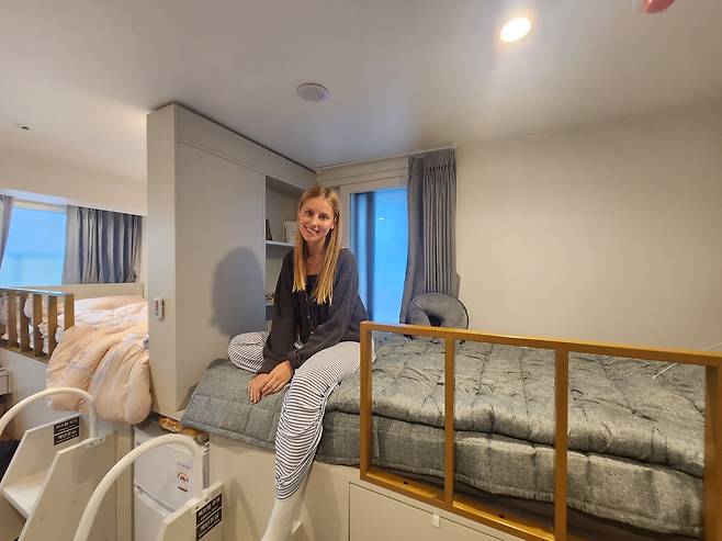 K-콘텐츠의 인기로 한국을 찾은 외국인들이 이제는 ‘K-고시원’에서 일상을 보낸다. 그들에게 한국은 여행지를 넘어 직접 살아보는 무대가 됐다. 한국 고시원을 이용중인 Jolin Dinda (조린 딘다). 독립생활 제공