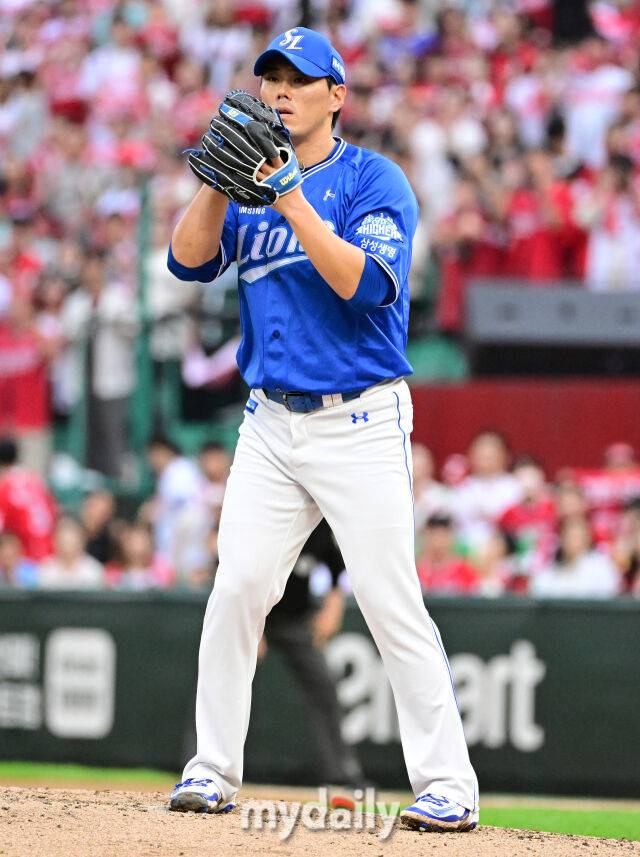 2025년 10월 11일 오후 인천 SSG랜더스필드에서 열린 '2025 신한 SOL Bank KBO 포스트시즌' 삼성 라이온즈와 SSG 랜더스의 준플레이오프 2차전 경기. 삼성 김재윤이 7회말 1사 2루서 구원등판해 역투하고 있다./마이데일리