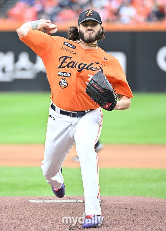 18일 오후 대전광역시 중구 대전 한화생명볼파크에서 진행된 '2025 프로야구 KBO리그 포스트시즌' 플레이오프(PO) 1차전 한화이글스와 삼성라이온즈의 경기. 한화 폰세가 선발등판해 역투하고 있다./대전 = 송일섭 기자