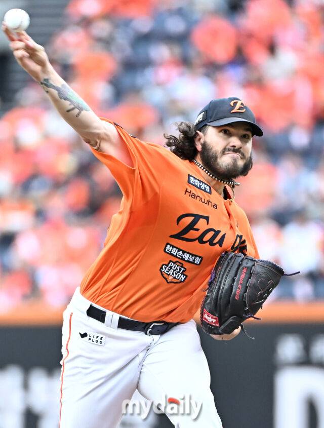 18일 오후 대전광역시 중구 대전 한화생명볼파크에서 진행된 '2025 프로야구 KBO리그 포스트시즌' 플레이오프(PO) 1차전 한화이글스와 삼성라이온즈의 경기. 한화 선발투수 폰세가 역투하고 있다./대전 = 송일섭 기자