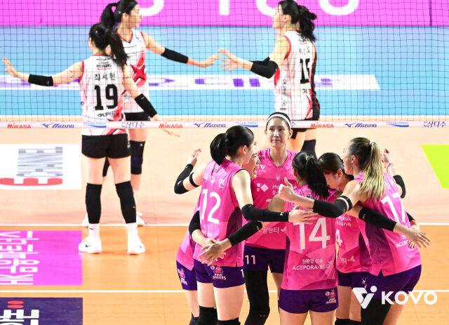 흥국생명과 정관장의 2025-2025시즌 V-리그 개막전./KOVO