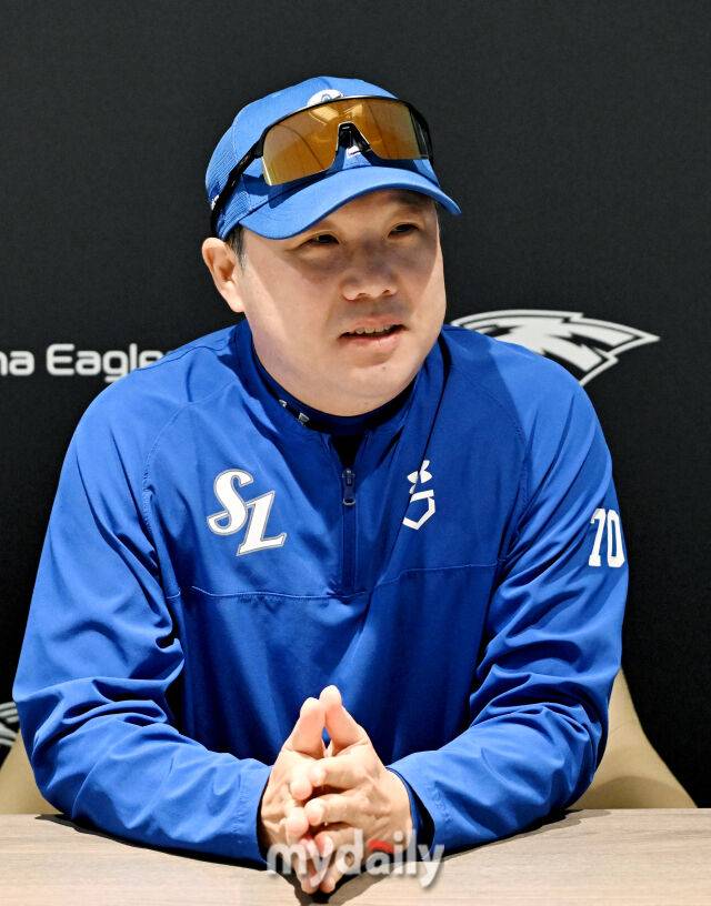 17일 오후 대전광역시 중구 대전 한화생명볼파크에서 진행되는 '2025 프로야구 KBO리그 포스트시즌' 플레이오프(PO) 1차전 한화이글스와 삼성라이온즈의 경기. 삼성 박진만 감독이 인터뷰를 갖고 있다./대전 = 송일섭 기자