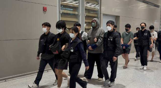 18일 오전 10시쯤 캄보디아에 구금돼 있던 한국인들이 인천국제공항 2터미널 입국장 게이트에서 차례로 빠져나오고 있다. 김수정 기자