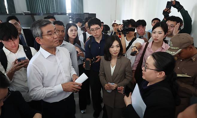 김진아 외교부 2차관과 박성주 경찰청 국가수사본부장이 16일(현지시간) 캄보디아 온라인스캠범죄단지로 알려진 태자단지를 방문해 현장 점검을 하고 있다. 뉴스1