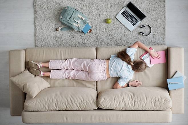 소파에서 자면 관절과 디스크가 틀어져 아침에 뻣뻣함과 통증이 생긴다. 123rf