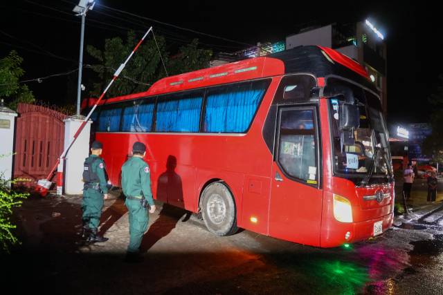 캄보디아 온라인 사기에 가담해 구금된 한국인들을 태운 버스가 17일(현지시간) 캄보디아 프놈펜에 위치한 이민청에서 한국 송환 전세기 탑승을 위해 테초국제공항으로 이동하고 있다. 연합뉴스