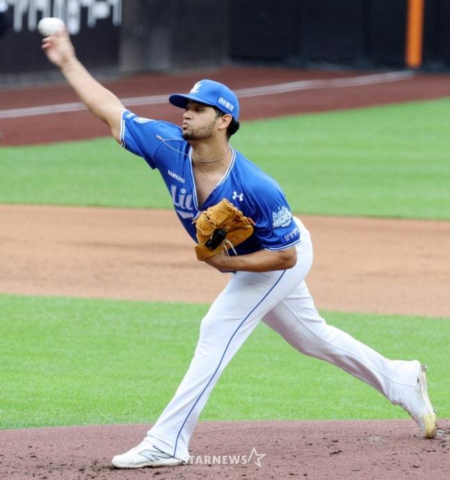 삼성 헤르손 가라비토가 18일 열린 2025 KBO 플레이오프 1차전에서 역투하고 있다. /사진=강영조 선임기자