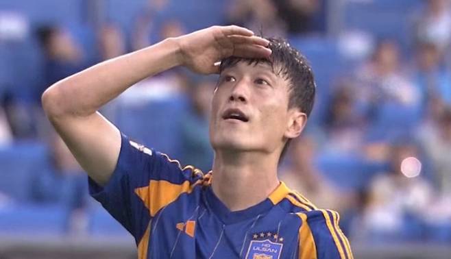 이청용이 18일 울산문수경기장에서 열린 울산 HD 대 광주FC의 '하나은행 K리그1 2025' 33라운드에서 '골프 스윙 세리머니'를 펼치고 있다. /사진=쿠팡플레이 중계화면 갈무리