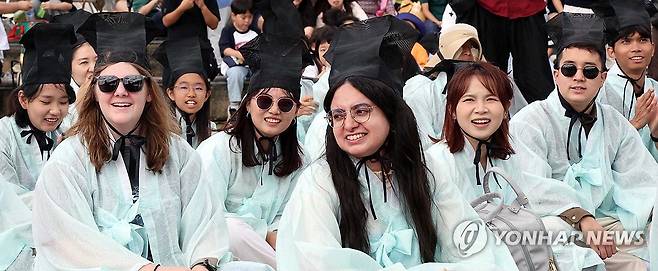 한글 축제서 외국인 과거시험 체험 (세종=연합뉴스) 양영석 기자 = 한글날인 지난 9일 세종시 대표 가을 축제인 '세종한글축제'에서 외국인들이 조선시대 과거시험 체험에 참여했다. 2025.10.18 youngs@yna.co.kr