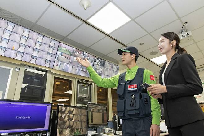 호텔업계의 인력난이 장기화되는 가운데, 보안 전문기업 에스원의 '호텔 보안관리 솔루션'이 대안으로 주목받고 있다. 에스원 직원이 호텔 상황실에서 CCTV 운영 현황을 안내하고 있다. /에스원 제공