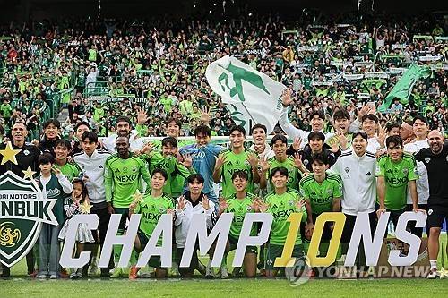 18일 전북 전주월드컵경기장에서 열린 2025 하나은행 K리그1 2025 풀리그 마지막 33라운드 경기에서 전북 현대가 수원 FC에 2대 0으로 이긴 후 10번째 우승별을 땄다. 우승을 확정한 뒤 선수들과 코치진이 기념 촬영을 하고 있다. 연합뉴스 제공