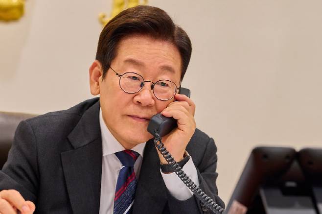 이재명 대통령이 16일 서울 용산 대통령실 청사 집무실에서 아누틴 찬위라꾼 태국 총리와 전화 통화하고 있다. (사진=대통령실 제공)