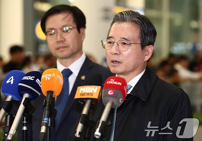 한미 관세협상 후속 논의를 위해 미국 워싱턴DC를 찾아 막판 협상을 벌이고 돌아온 김용범 대통령실 정책실장이 19일 오후 인천국제공항 제2터미널을 통해 귀국하며 브리핑을 하고 있다. 왼쪽은 여한구 통상교섭본부장. 2025.10.19/뉴스1 ⓒ News1 김민지 기자