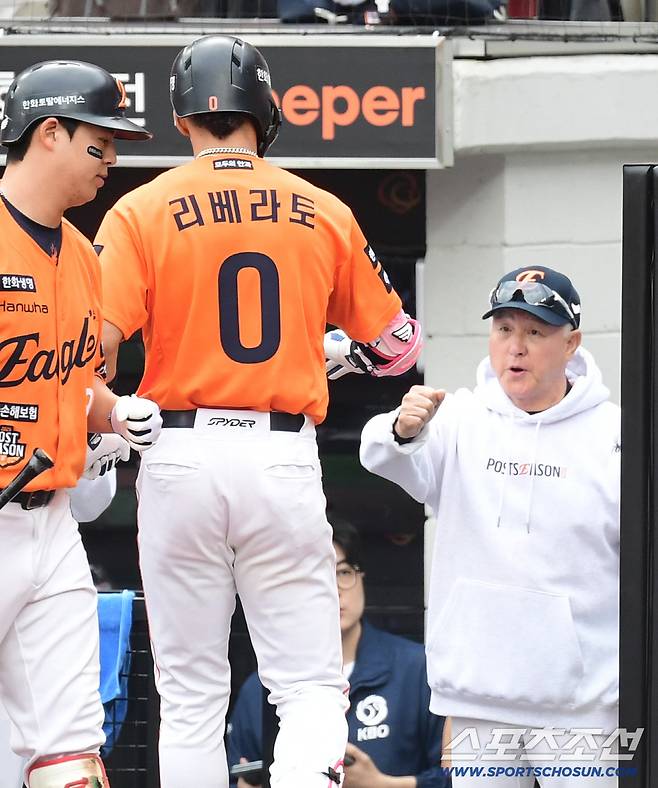 19일 대전 한화생명볼파크에서 열린 삼성과 한화의 PO 2차전. 1회말 한화 리베라토가 삼성 최원태를 상대로 선제 솔로홈런을 날렸다. 김경문 감독과 하이파이브를 나누고 있는 리베라토. 대전=송정헌 기자songs@sportschosun.com/2025.10.19/