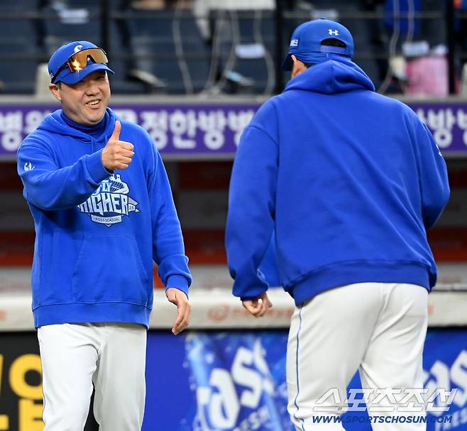 19일 대전한화생명볼파크에서 열린 삼성과 한화의 PO 2차전. 삼성이 7대3으로 승리했다. 최원태에 엄지척을 선사하는 박진만 감독의 모습. 대전=허상욱 기자wook@sportschosun.com/2025.10.19/