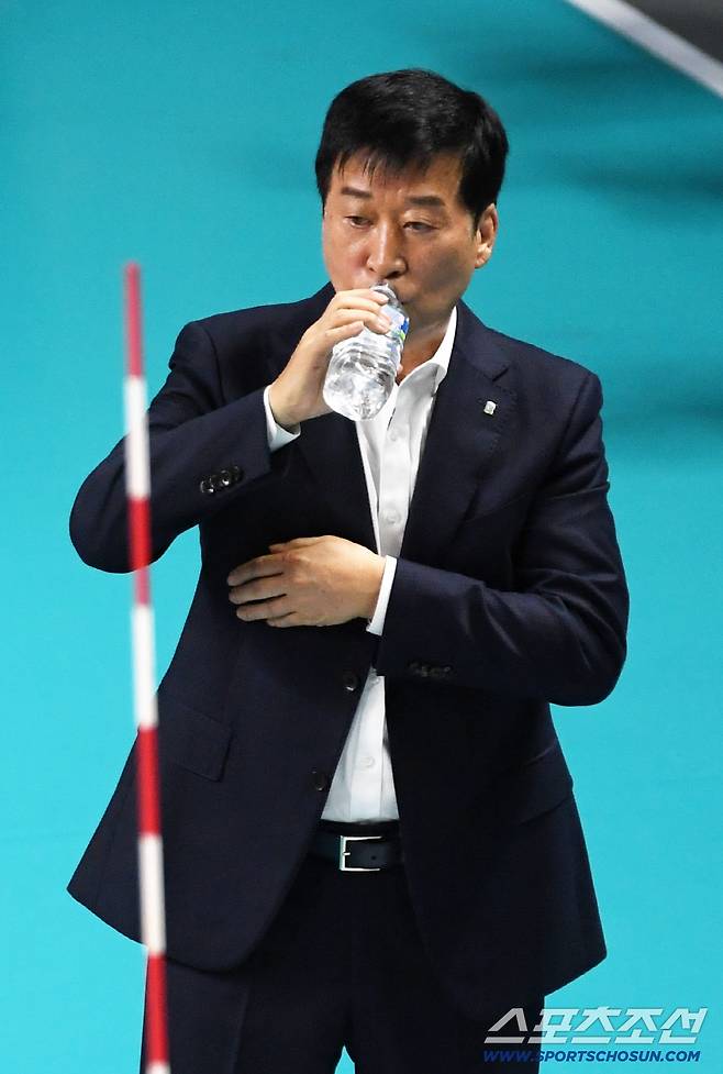 19일 장충체육관에서 열린 V리그 GS칼텍스와 IBK기업은행의 경기. IBK 김호철 감독이 목을 축이고 있다. 장충=박재만 기자 pjm@sportschosun.com/2025.10.19/