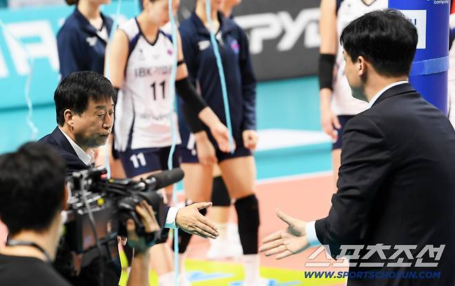 19일 장충체육관에서 열린 V리그 GS칼텍스와 IBK기업은행의 경기. 김호철 감독과 이영택 감독이 인사를 나누고 있다. 장충=박재만 기자 pjm@sportschosun.com/2025.10.19/