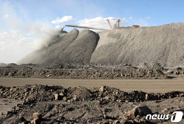 중국 바얀오보 광산에서 2011년 7월 16일(현지시간) 채굴기계가 희토류를 채굴하기 위해 작동하고 있다.(사진=로이터/뉴스1)