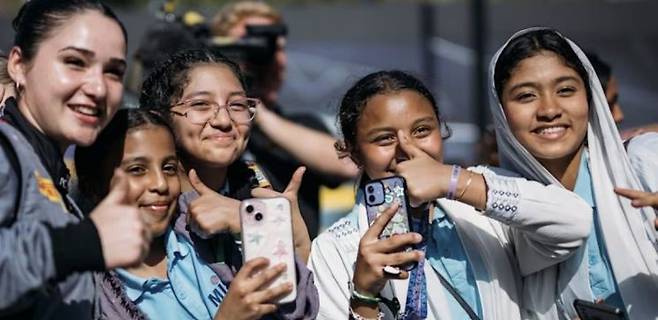 팬들과 기념 사진을 촬영하는 F1 드라이버. F1 아카데미 홈페이지