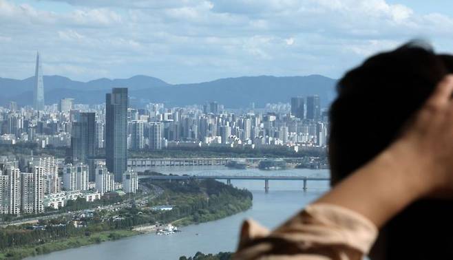 정부는 15일 '주택시장 안정화 대책'을 발표했다. 서울 25개 자치구 전체와 경기도 12개 지역이 조정대상지역과 투기과열지구로 묶여 규제지역으로 추가된다. 사진은 이날 서울 여의도 63빌딩에서 바라본 강남북 집합건물(아파트·다세대·연립·오피스텔) 모습. 연합뉴스