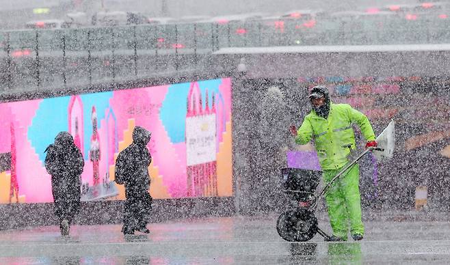 On the afternoon of February 6, when a heavy snow warning was issued for Seoul, Seoul city officials are removing snow from the area of Gwanghwamun Square in Jongno-gu, Seoul. /News 1