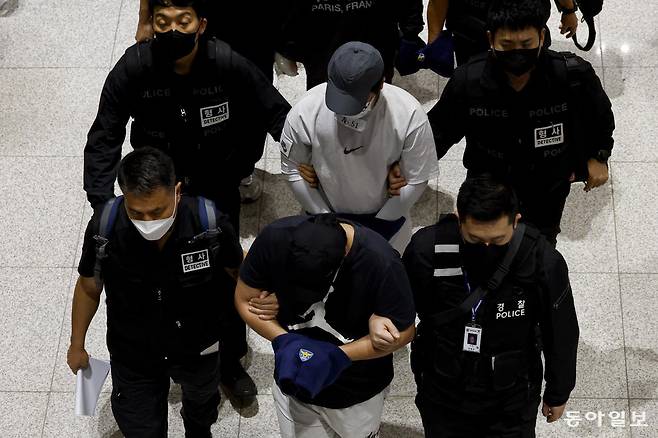 캄보디아에서 범죄에 가담했다가 이민 당국에 구금됐던 한국인 64명이 18일 한국 정부가 마련한 전세기를 타고 인천국제공항을 통해 송환되고 있다. 2025.10.18 전영한 기자 scoopjyh@donga.com