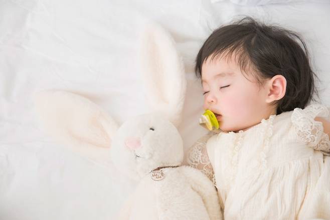 공갈젖꼭지는 적절히 사용하면 손가락 등을 빨고 싶어 하는 아기의 욕구를 충족하고 정서적 안정을 줄 수 있는 제품으로 널리 쓰인다. 게티이미지뱅크 제공