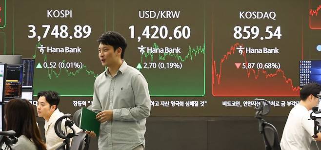 코스피가 전 거래일(3748.37)보다 0.52포인트(0.01%) 오른 3748.89에 장을 마친 지난 17일 서울 중구 하나은행 딜링룸에 종가가 보이고 있다. 사진=뉴시스