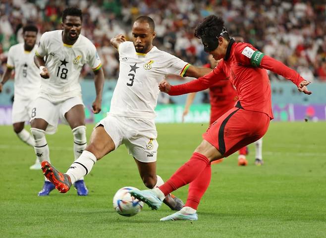 지난 2022년 11월28일(현지시간) 카타르 알라이얀 에듀케이션 시티 스타디움에서 열린 2022 카타르 월드컵 H조 2차전 대한민국과 가나의 경기에서 한국 손흥민이 슈팅을 하고 있다. 뉴시스