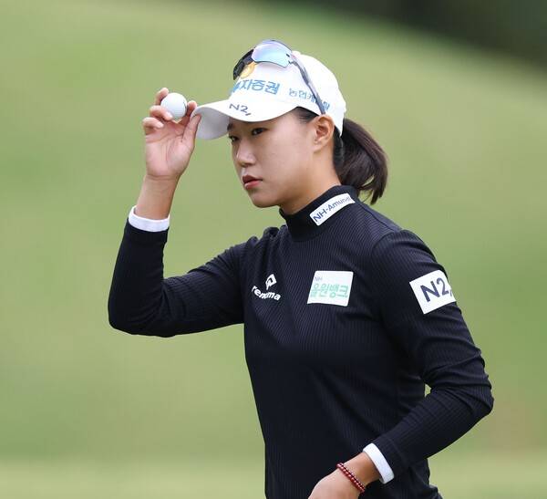 2025년 한국여자프로골프(KLPGA) 투어 상상인·한경 와우넷 오픈 우승 경쟁에 뛰어든 정윤지 프로가 3라운드에서 경기하는 모습이다. 사진제공=KLPGA (사진을 무단으로 사용하지 마십시오.)