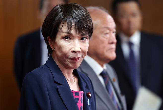 다카이치 사나에 일본 자민당 총재가 지난 10일 도쿄 자민당 본부에서 사이토 데쓰오 공명당 대표와 회동 뒤 기자회견을 준비하고 있다. EPA 연합뉴스