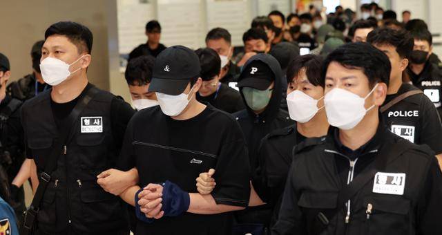 캄보디아 당국의 범죄단지 단속으로 적발돼 구금됐던 한국인들이 18일 인천국제공항 2터미널을 통해 송환되고 있다. 최주연 기자