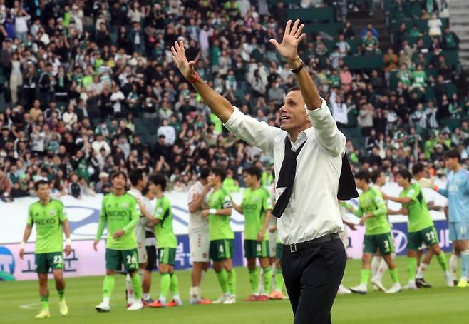 <yonhap photo-5116=""> 우승 확정 뒤 손 흔드는 거스 포옛 (전주=연합뉴스) 나보배 기자 = 18일 전북 전주월드컵경기장에서 열린 2025 하나은행 K리그 경기에서 10번째 우승을 확정한 전북 현대 거스 포옛 감독이 팬들을 향해 손을 흔들고 있다. 2025.10.18 warm@yna.co.kr/2025-10-18 18:01:46/ <저작권자 ⓒ 1980-2025 ㈜연합뉴스. 무단 전재 재배포 금지, AI 학습 및 활용 금지></yonhap>