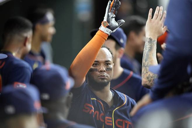 <yonhap photo-1976=""> Houston Astros' Martin Maldonado celebrates in the dugout after hitting a home run against the Baltimore Orioles during the eighth inning of a baseball game Monday, Sept. 18, 2023, in Houston. (AP Photo/David J. Phillip)/2023-09-19 12:06:16/ <저작권자 ⓒ 1980-2023 ㈜연합뉴스. 무단 전재 재배포 금지.></yonhap>