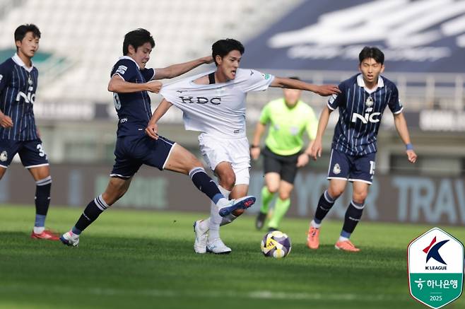 서울 이랜드(네이비 유니폼)와 부산 아이파크와 하나은행 K리그2 2025 35라운드 장면. 사진=프로축구연맹