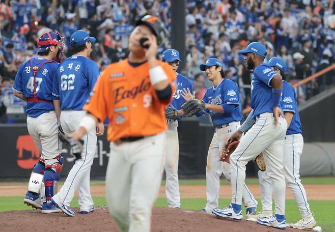 <yonhap photo-4253=""> 삼성, 플레이오프 2차전 승리 (대전=연합뉴스) 김인철 기자 = 19일 대전한화생명볼파크에서 열린 2025 프로야구 KBO리그 포스트시즌 플레이오프 2차전 삼성 라이온즈와 한화 이글스의 경기. 7-3으로 승리한 삼성 선수들이 승리를 자축하고 있다. 2025.10.19 yatoya@yna.co.kr/2025-10-19 17:27:51/ <저작권자 ⓒ 1980-2025 ㈜연합뉴스. 무단 전재 재배포 금지, AI 학습 및 활용 금지></yonhap>