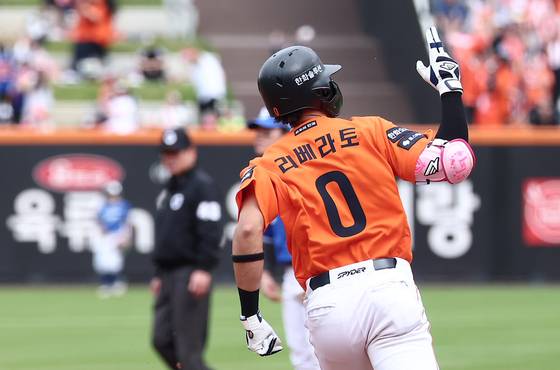 19일 PO 2차전에서 선제 솔로 홈런을 때려낸 한화 리베라토. 뉴스1