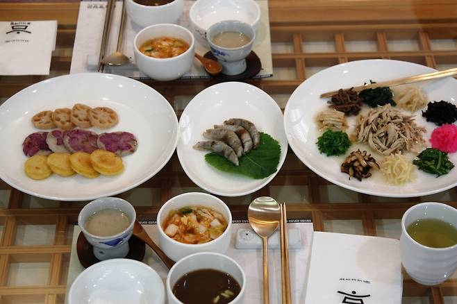 다양한 산나물로 차려진 한 상. '풀때기'의 맛을 안다는 건, 지긋이 나이 들어간다는 의미다.