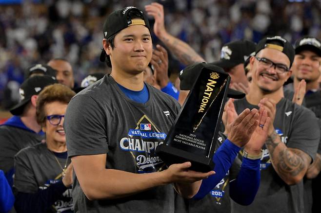 Oct 18, 2025; Los Angeles, California, USA; Los Angeles Dodgers two-way player Shohei Ohtani (17) holds the MVP trophy after defeating the Milwaukee Brewers in game five of the NLCS during the 2025 MLB playoffs at Dodger Stadium. Mandatory Credit: Jayne Kamin-Oncea-Imagn Images
<Copyright (c) Yonhap News Agency prohibits its content from being redistributed or reprinted without consent, and forbids the content from being learned and used by artificial intelligence systems.>
