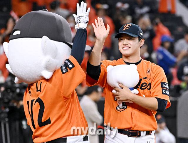 18일 오후 대전광역시 중구 대전 한화생명볼파크에서 진행된 '2025 프로야구 KBO리그 포스트시즌' 플레이오프(PO) 1차전 한화이글스와 삼성라이온즈의 경기. 한화 문동주가 데일리MVP를 수상한 뒤 환호하고 있다./대전 = 송일섭 기자