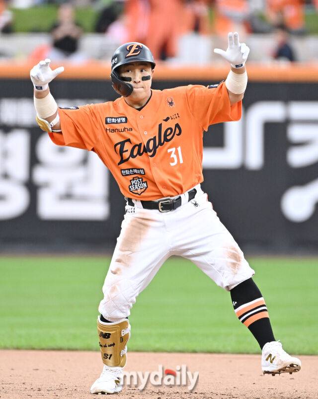 18일 오후 대전광역시 중구 대전 한화생명볼파크에서 진행된 '2025 프로야구 KBO리그 포스트시즌' 플레이오프(PO) 1차전 한화이글스와 삼성라이온즈의 경기. 한화 손아섭이 6회말 무사 2루서 1타점 적시타를 친 뒤 환호하고 있다./대전=송일섭 기자